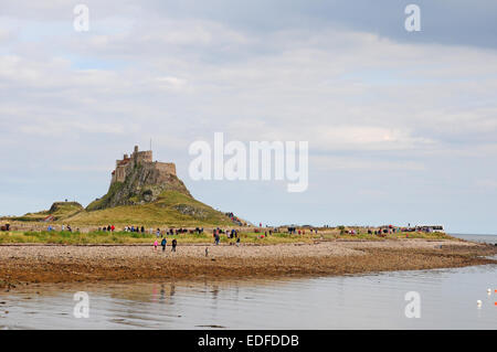 Les touristes à visiter le château de Lindisfarne,. Bus navette visible sur la droite. Banque D'Images