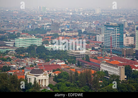 Brouillard qui plane au-dessus de la capitale Jakarta, Java, Indonésie Banque D'Images