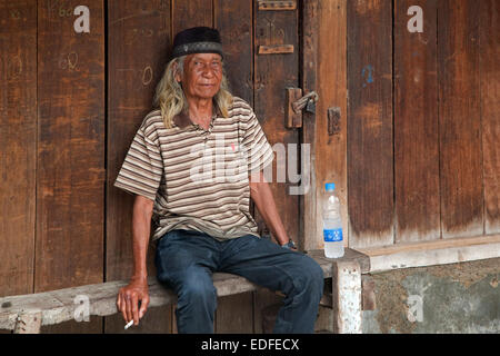 Un homme âgé portant indonésien / songkok traditionnel / kopiah peci dans Kota / Old Batavia, Java, Indonésie Banque D'Images