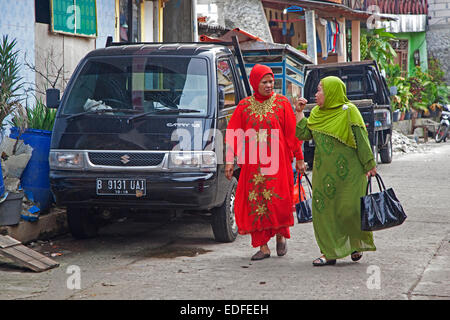 Deux femmes musulmanes portant kerudung aux couleurs vives et hijab islamique s'habillent de Kota / Old Batavia, Java, Indonésie Banque D'Images