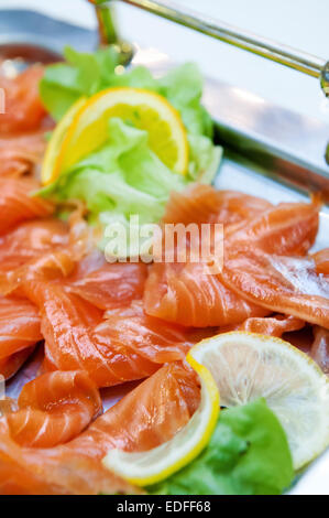 Saumon fumé dans un buffet de mariage. Selective focus Banque D'Images