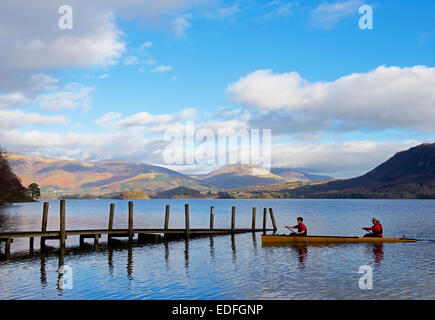 Deux hommes en Brandlehow canot près de la jetée et de Derwentwater, Parc National de Lake District, Cumbria, Angleterre, Royaume-Uni Banque D'Images