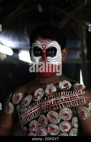 Se préparer à Kuttichathan rituel Theyyam à Valiya Veettil Chamundeewari temple près de Kannur, côte de Malabar Kerala, Inde du Nord Banque D'Images