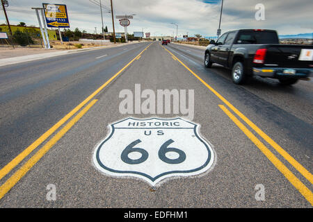 U.S. Route 66 historique panneau routier horizontal, Kingman, Arizona, USA Banque D'Images