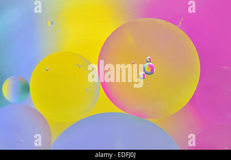 Close up de bulles colorées sur fond de couleur Banque D'Images