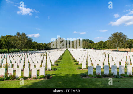 Le cimetière de Hooge Crater, cimetière de guerre du Commonwealth, avec plus de 5000 tombes de soldats de la Première Guerre mondiale, près d'Ypres Banque D'Images