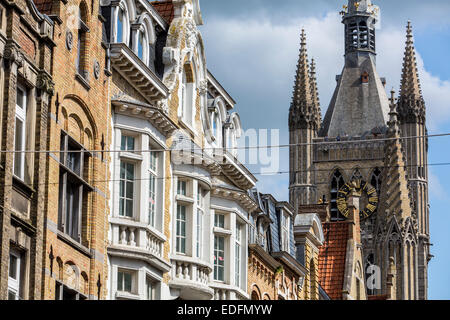 Vieille ville d'Ypres, avec le Beffroi, classé au patrimoine mondial de l'UNESCO Banque D'Images