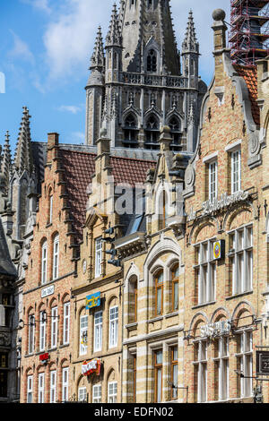 Vieille ville d'Ypres, avec le Beffroi, classé au patrimoine mondial de l'UNESCO Banque D'Images