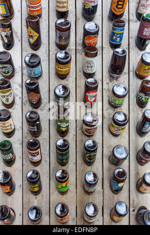 Planche de bois avec beaucoup de différentes marques de bière, des bouteilles de bière, dans un magasin situé dans la vieille ville d'Ypres, Banque D'Images