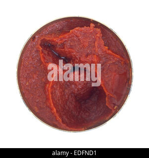 Vue de dessus d'une boîte de pâte de tomate sur un fond blanc. Banque D'Images