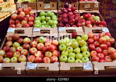LES VARIÉTÉS DE POMMES AFFICHENT le marché Stall variétés de pommes biologiques sur l'affichage pour la vente Farmers Market Stall Embarcadero San Francisco California USA Banque D'Images