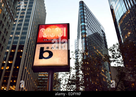 Allumé à la tombée de la signer pour l'entrée de 'BART (Bay Area Rapid Transit ) sur Market St. San Francisco California USA Banque D'Images