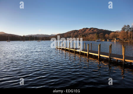 Jetée sur un lac - lac Windemere, Lake District, en Angleterre, en vue d''Ambleside Banque D'Images