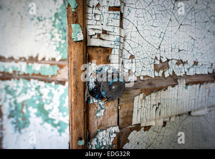 Porte en école abandonnée à Illinci Ilintsy (ou village), zone d'exclusion de Tchernobyl, l'Ukraine Banque D'Images