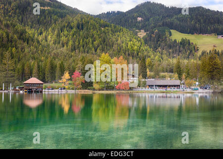 LAGO DI DOBBIACO, TYROL DU SUD / ITALIE, 05 octobre 2014 - L'automne à Lago Di Dobbiaco à Dolomites Banque D'Images