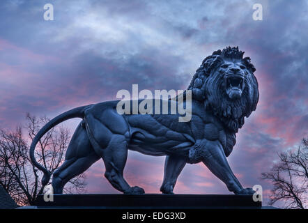 Maiwand Lion, également appelé en tant que Lion Forbury est un monument de guerre dans la région de Reading, au Royaume-Uni. Banque D'Images