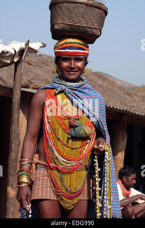 Vente de bijoux femme tribale à Onkadelli marché Jeudi, Orissa, Inde Banque D'Images