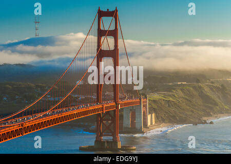 Coucher du soleil sur le Golden Gate avec du brouillard à l'arrière-plan, San Francisco, California, USA Banque D'Images