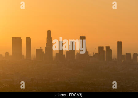 Le centre-ville de Los Angeles orange ciel tôt le matin du smog. Banque D'Images