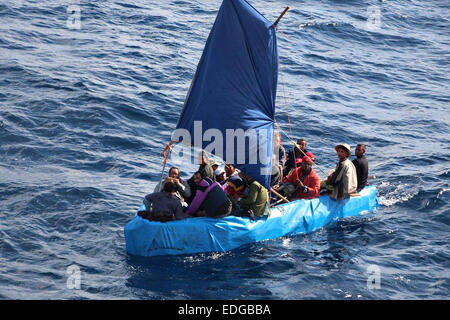 Un bateau de fortune transportant 24 migrants cubains est intercepté par les garde-côtes du 1er janvier 2014 de Key West, Floride. La Garde côtière des États-Unis signale que le nombre de Cubains ramassé en mer en essayant d'atteindre les États-Unis a augmenté depuis que le président américain Barack Obama a annoncé des plans visant à rétablir des relations diplomatiques avec La Havane. Banque D'Images