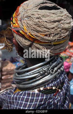 Femme portant des bijoux tribaux spectaculaire dans Onkadelli marché Jeudi, Orissa, Inde Banque D'Images