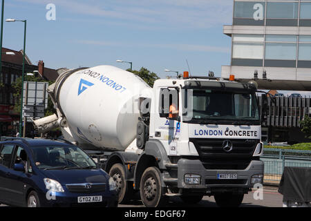 Une bétonnière béton Londres et d'autres véhicules circulant autour de Tolworth rond-point à Surrey, Angleterre Banque D'Images