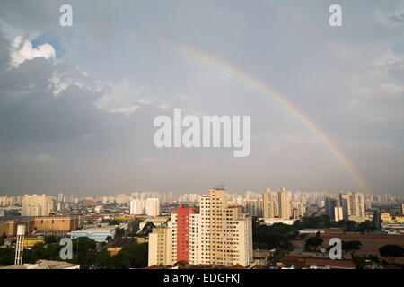 Sao Paulo, Brésil. 6 janvier 2015. Double arc-en-ciel sur la ville après la pluie est vu pendant l'après-midi de ce mardi dans la ville de Sao Paulo. Credit: Andre M. Chang/Alamy Live News Banque D'Images