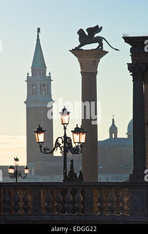 Les colonnes de San Marco et San Giorgio Maggiore à Venise Banque D'Images