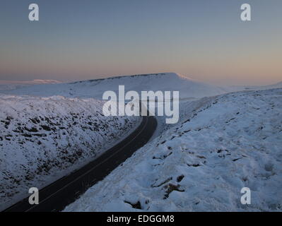 Scène de la neige d'hiver près de la coupe sur le bois-d'A62 entre Oldham et Huddersfield dans le Nord de l'Angleterre Banque D'Images