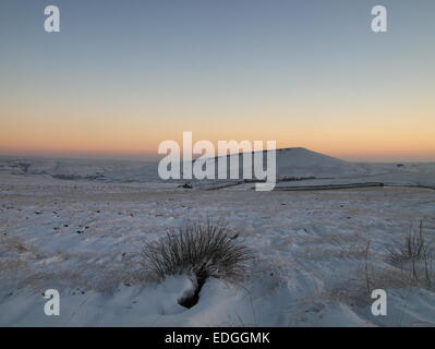 Hiver neige scène Pule Hill près de la coupe des damiers sur l'A62 entre Oldham et Huddersfield dans le Nord de l'Angleterre Banque D'Images