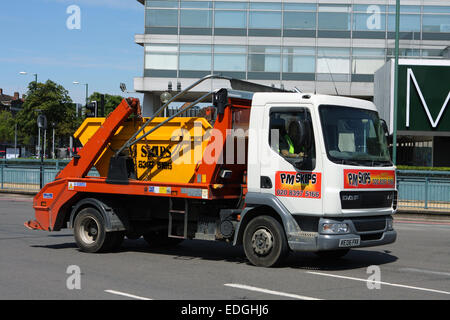 Un chariot qui se déplace autour du chargeur skip to rond-point Tolworth dans Surrey, Angleterre Banque D'Images