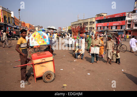 Vente garçon icecream sur la place devant le Temple, Jagannath Puri, Inde Banque D'Images