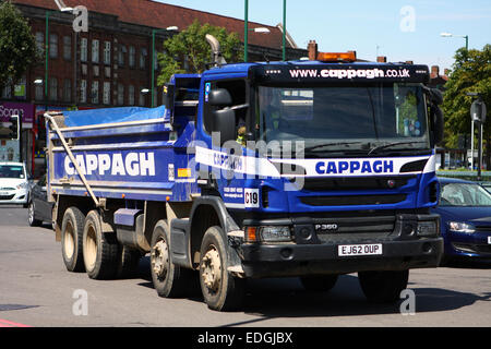 Un camion et autres véhicules circulant autour de Tolworth rond-point à Surrey, Angleterre Banque D'Images