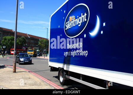 Les véhicules circulant autour de Tolworth rond-point à Surrey, Angleterre Banque D'Images