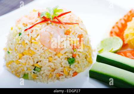 Riz frit aux légumes de style thaï aux crevettes Banque D'Images