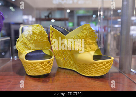 Las Vegas, USA. 6 janvier, 2015. La 3D printed shoes sont vus à la 2015 International Consumer Electronics Show (CES) à Las Vegas, Nevada, aux États-Unis, sur le 6 janvier, 2015. Credit : Yin Bogu/Xinhua/Alamy Live News Banque D'Images