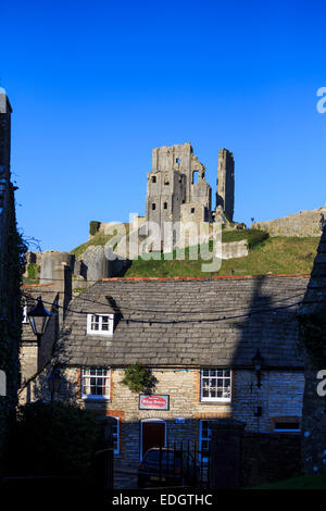 Corfe Castle dans le village de Corfe dans le Dorset, en Angleterre. Banque D'Images