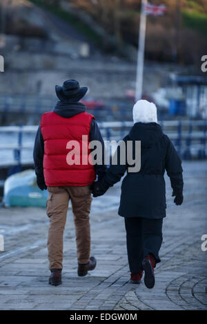 La jetée à Swanage dans le Dorset. Un couple. Banque D'Images