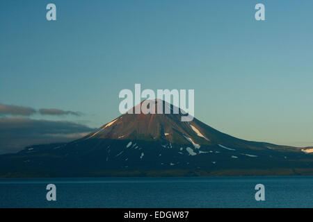 Volcan Ilyinsky, lac Kurile, Kamchatka, Russie Banque D'Images