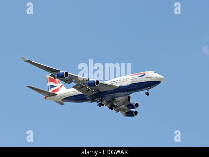 Miami, USA - 6 septembre 2008 : British Airways Boeing 747 jumbo jet atterrit à Miami après un vol en provenance de Londres. Banque D'Images