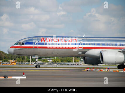 Fort Lauderdale, USA - 7 décembre 2007 : American Airlines Boeing 757 avions de transport de passagers s'écarte de Fort Lauderdale à son moyeu Banque D'Images