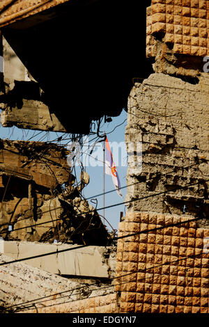 Le drapeau serbe vu à travers un bâtiment en ruine à Belgrade détruit par les bombardements de l'OTAN. David 2009 Banque D'Images