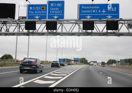 Panneaux de direction pour Manchester et Leeds sur l'autoroute M62 Banque D'Images