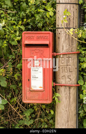 Un village ER (Elizabeth Regina) post box - près de Bosham Hoe, West Sussex. Banque D'Images