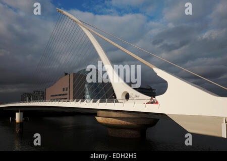 Samuel Beckett pont traversant la rivière Liffey et le Centre de Convention sur Spencer Dock à Dublin (en irlandais Baile Átha Cliath) Banque D'Images