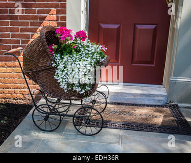 Images anciennes jardinière en pot de chariot de bébé victorien, porte avant fleurs de jardin de printemps, comté de Lancaster, Pennsylvanie, États-Unis, US container Gardens Pa Banque D'Images