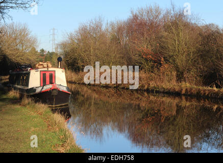 Bateau amarré sur le canal près de Macclesfield Adlington Cheshire en fin d'après-midi, soleil d'hiver avec des réflexions. Banque D'Images