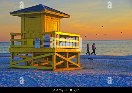 Siesta Key Beach lifeguard tower au coucher du soleil à Sarasota, Floride. Banque D'Images