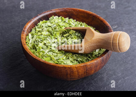 Poireau séché en bois en arrière-plan en pierre noire sur l'engueuler Banque D'Images