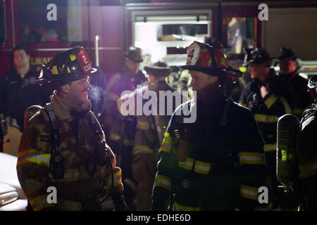 Les pompiers de Milwaukee sur scène d'une chambre avec un feu électrique Banque D'Images